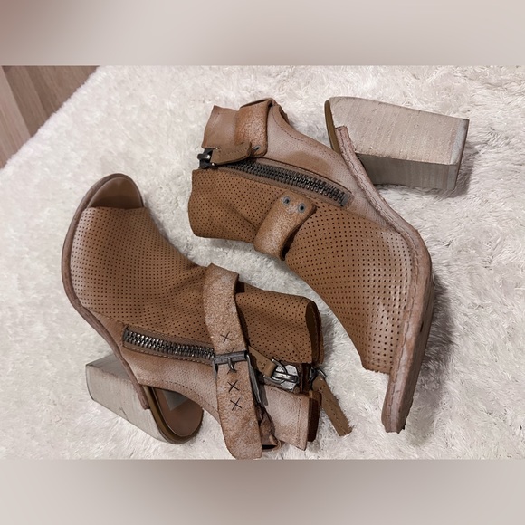 Dolce Vita Sandals/Wedge 6 - Picture 2 of 8